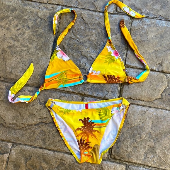 Bikini - Picture 1 of 4